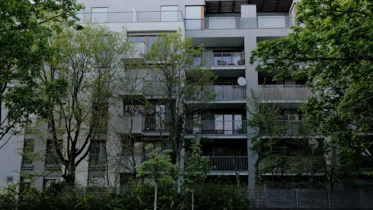Immeuble de logements sociaux entouré d'arbres