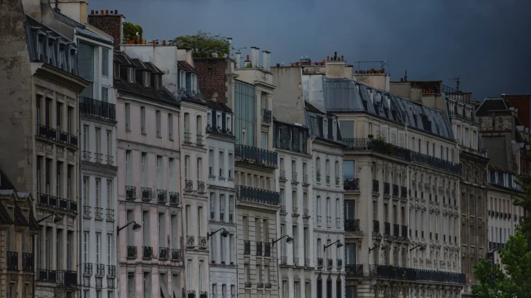Façades d&rsquo;immeubles d&rsquo;habitation parisiens sous un ciel d&rsquo;orage