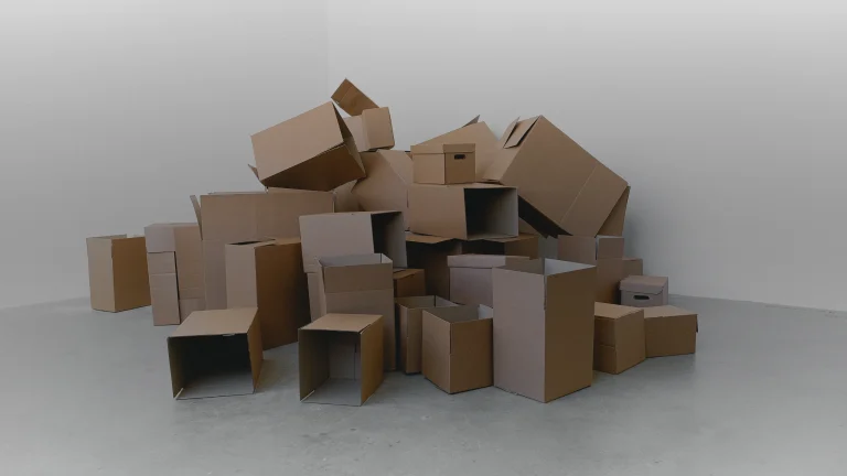 Cartons de déménagement entassés dans une pièce vide