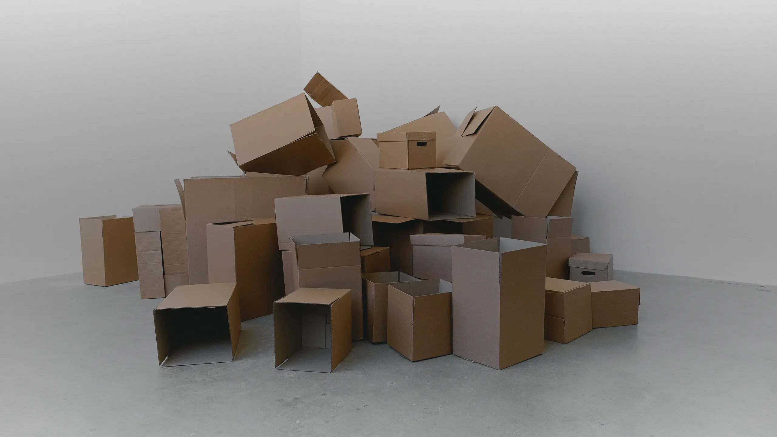 Cartons de déménagement entassés dans une pièce vide