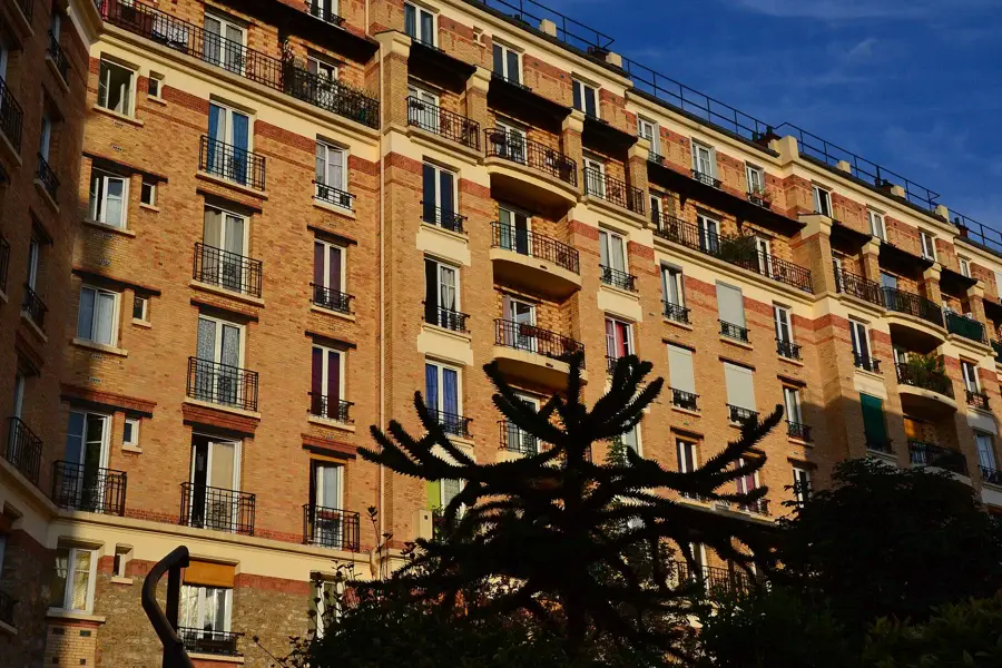 Façade en brique d'un immeuble de logement social parisien de 1913