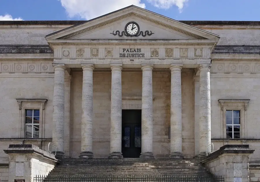 Façade du palais de justice d'Angoulême avec son fronton, ses colonnes et ses marches d'accès