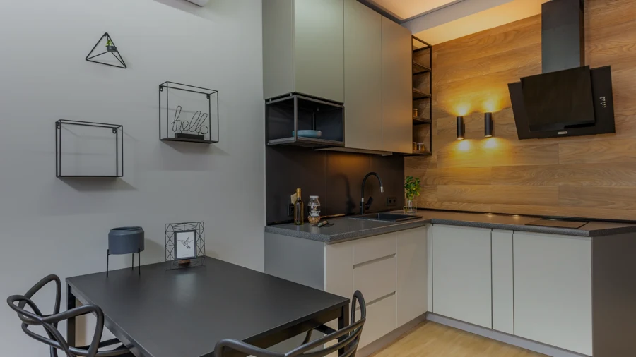 Coin cuisine équipé d'un évier dans un petit logement