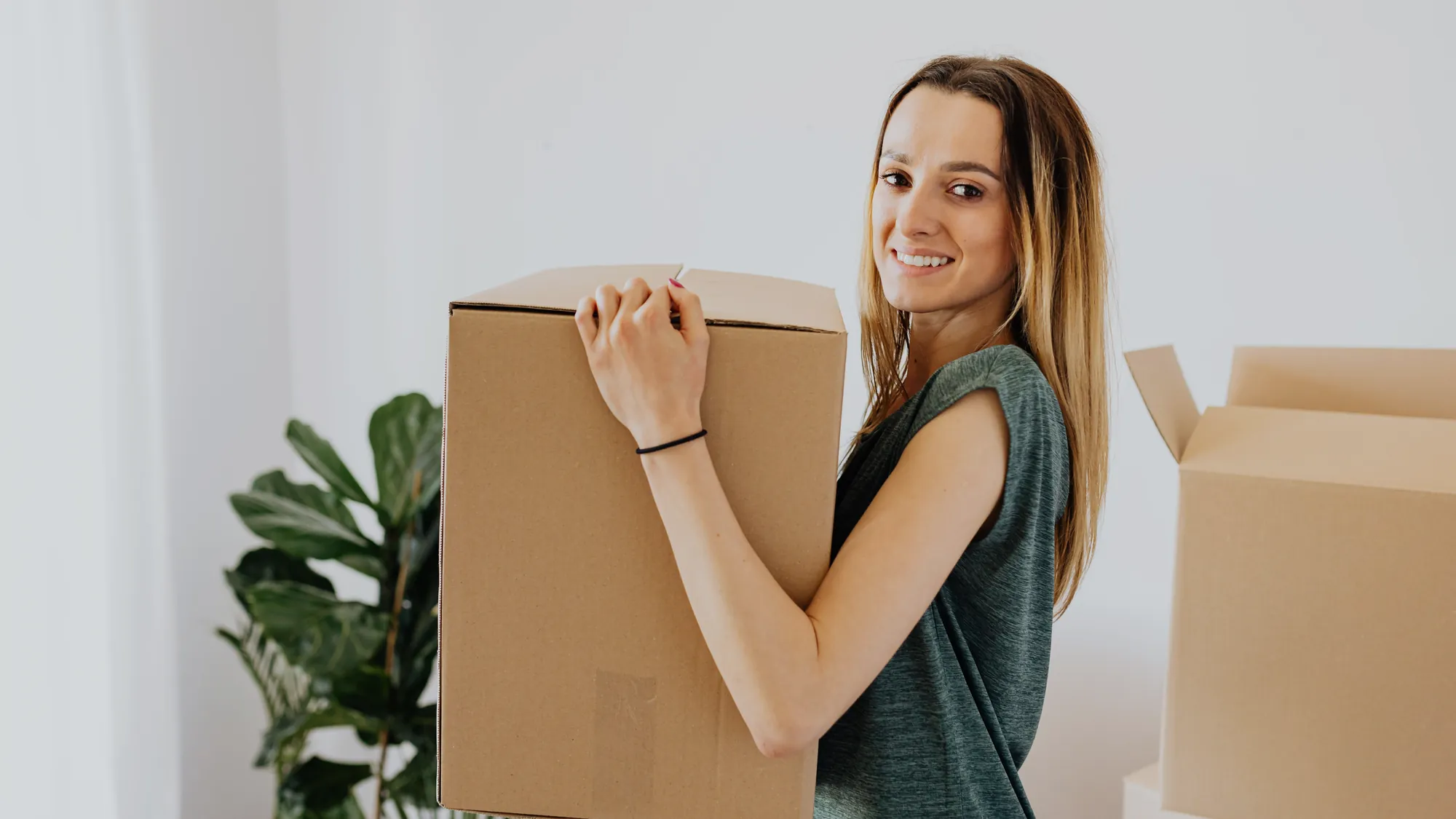 Cartons de déménagement dans un appartement