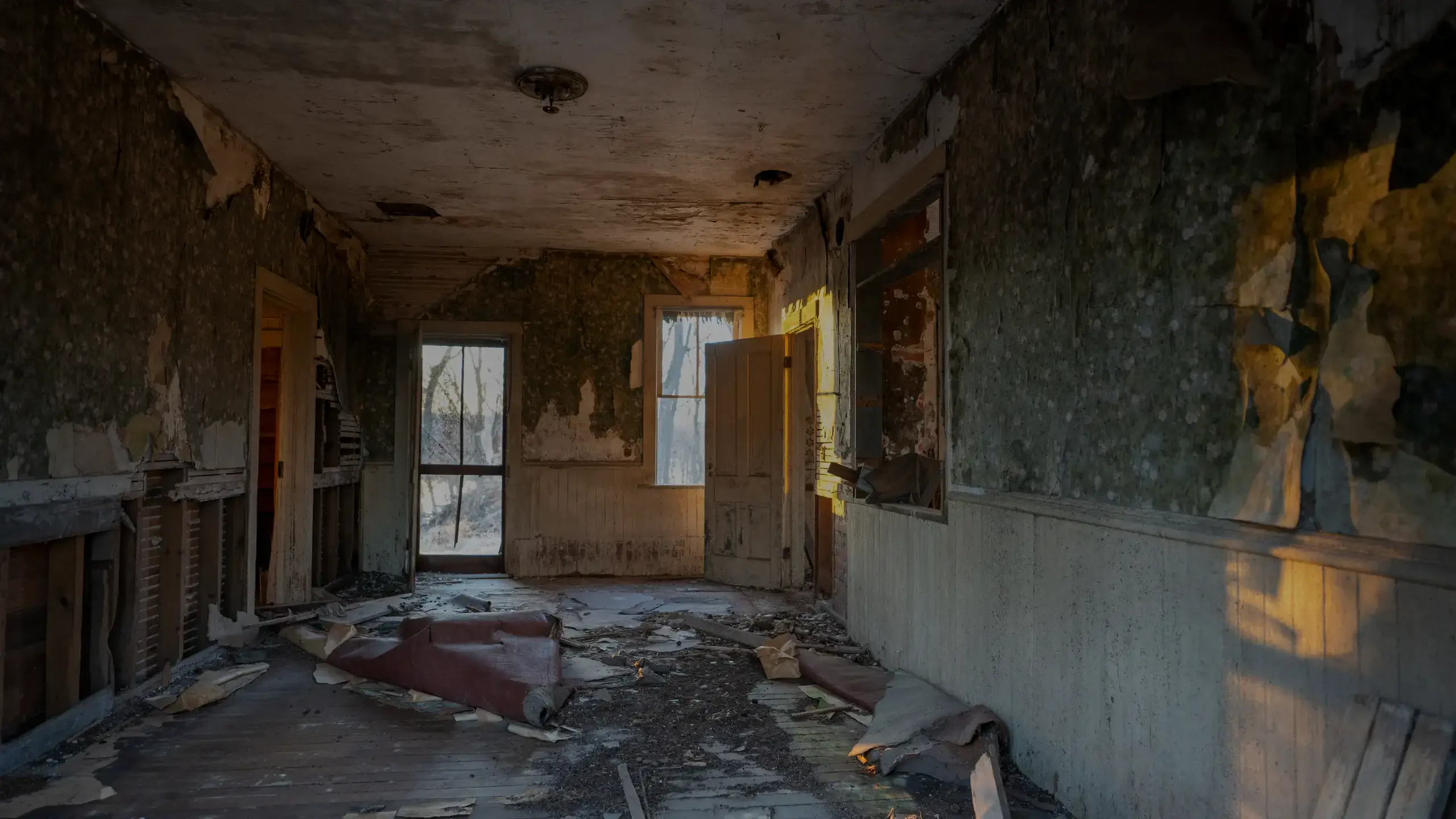 Intérieur d'une maison abandonnée aux murs dégradés