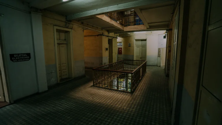 Couloir d'un immeuble ancien avec sa cage d'escalier