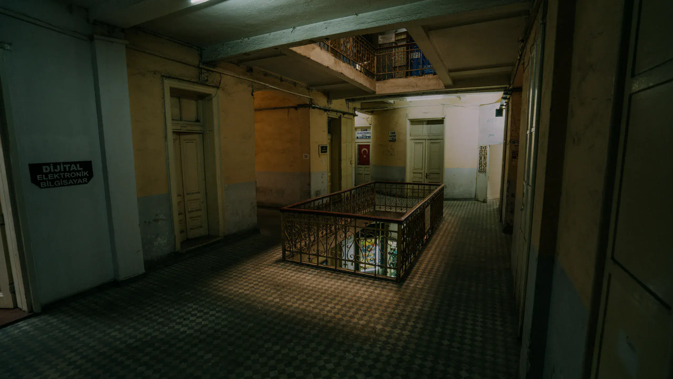Couloir d'un immeuble ancien avec sa cage d'escalier