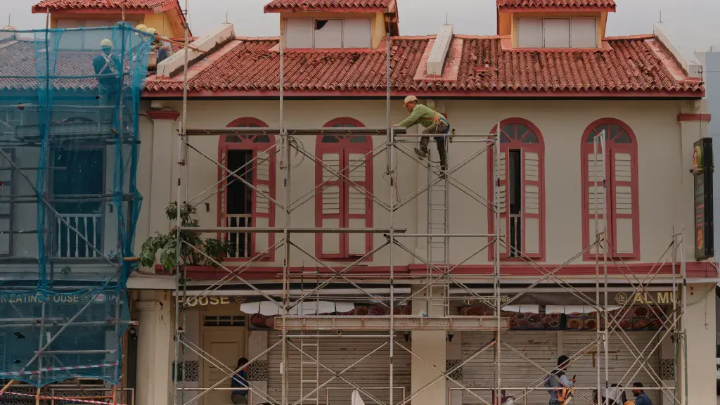 Façade d'un immeuble ancien sous échafaudage