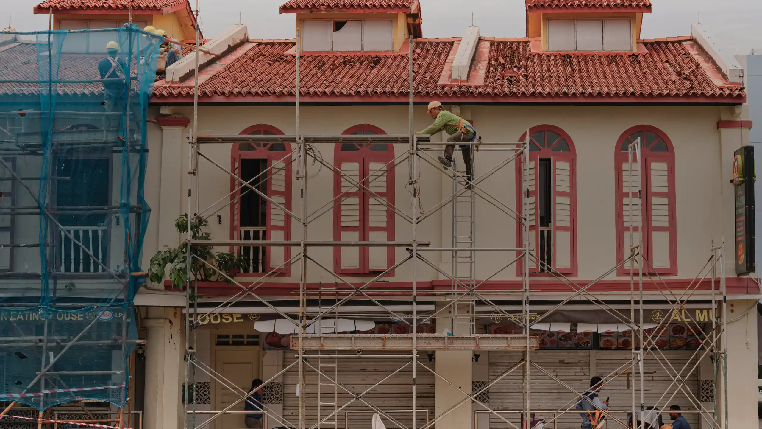 Façade d'un immeuble ancien sous échafaudage