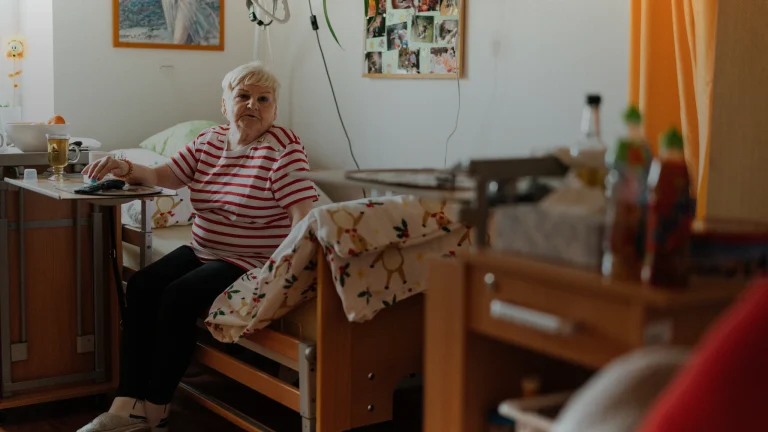 Une résidente dans sa chambre d'établissement pour personnes âgées