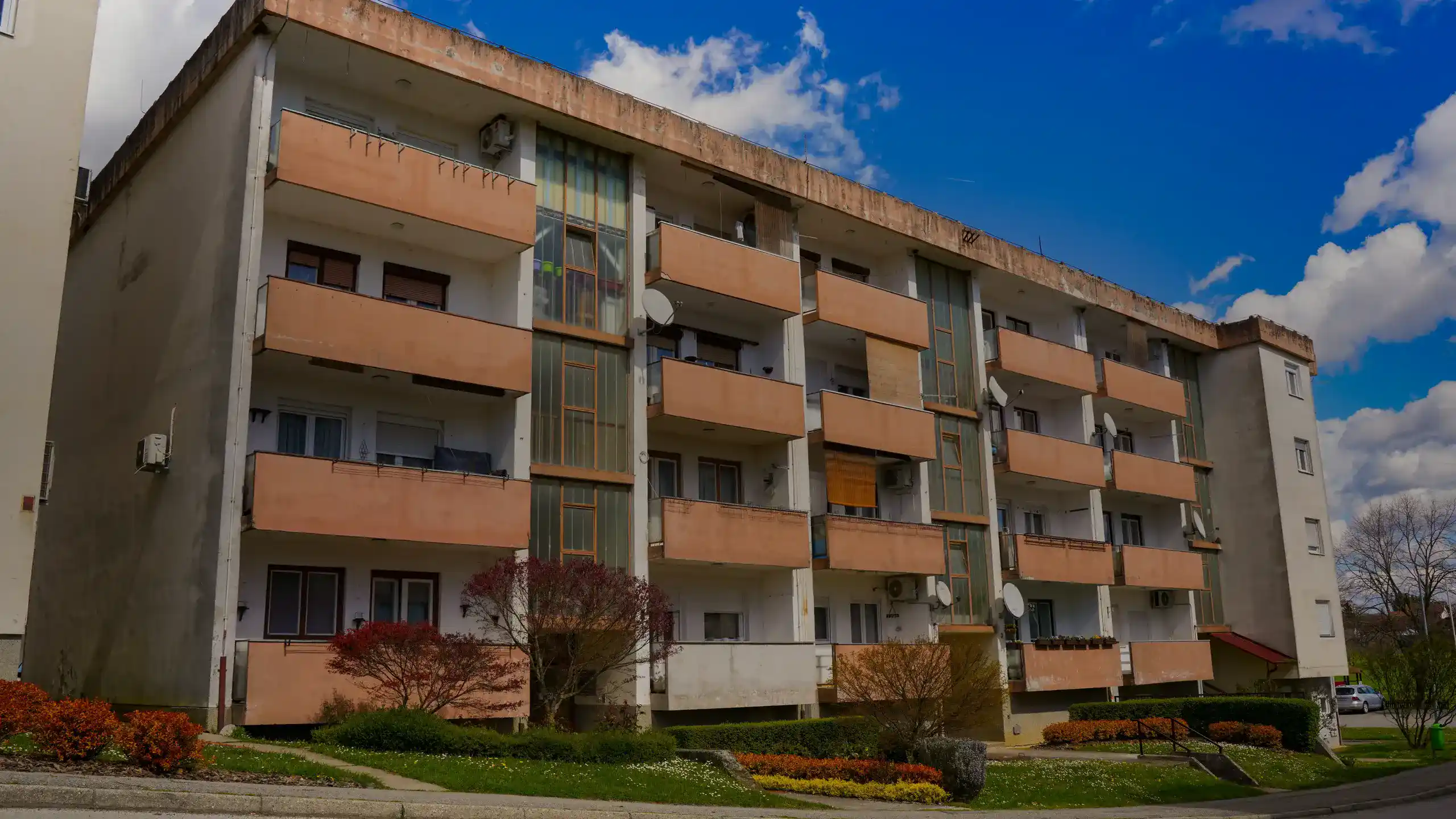 Immeuble d'habitation sous un ciel bleu