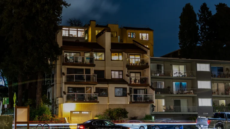 Immeuble d'habitation de nuit