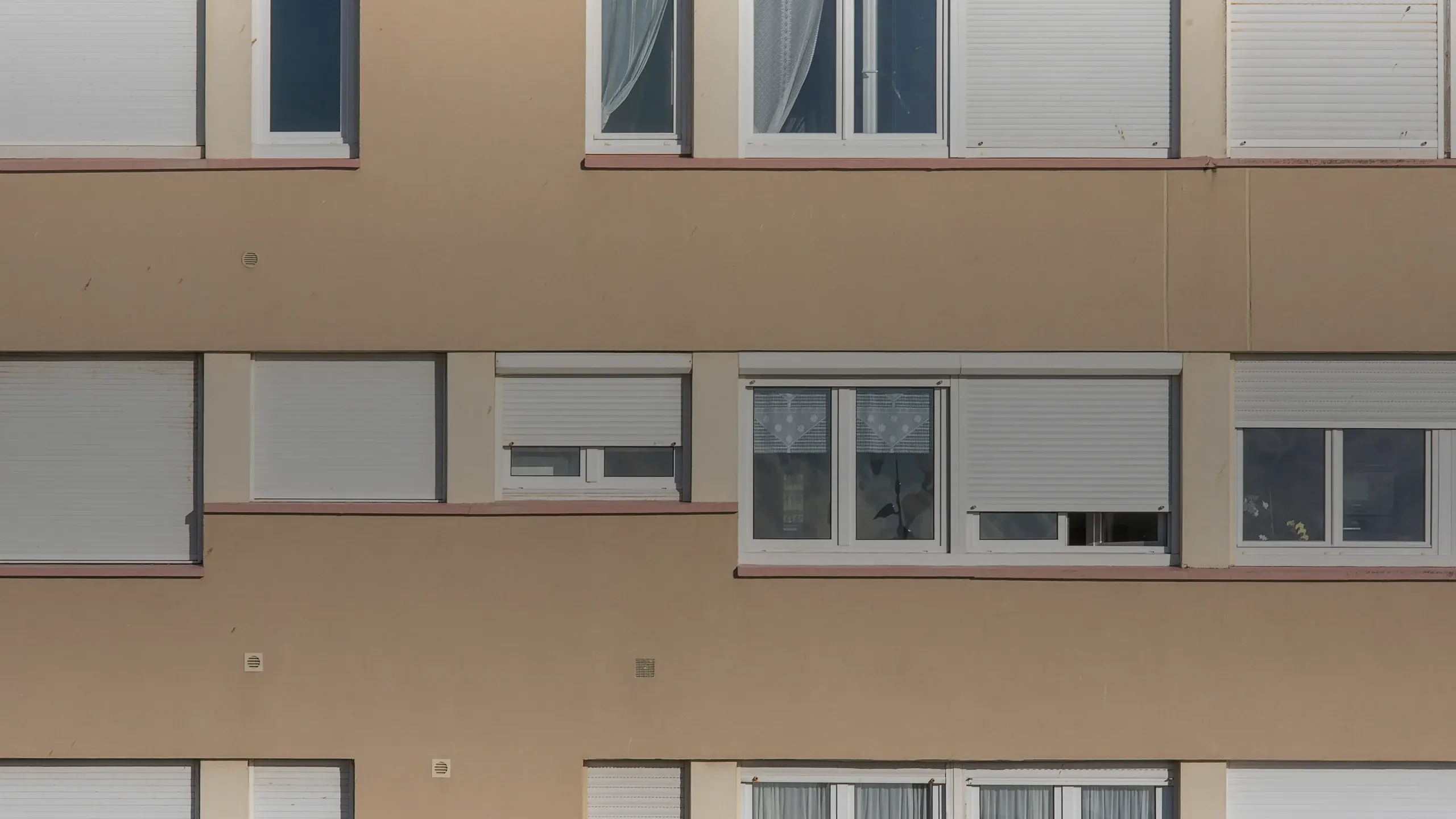 Façade d'immeuble aux volets fermés