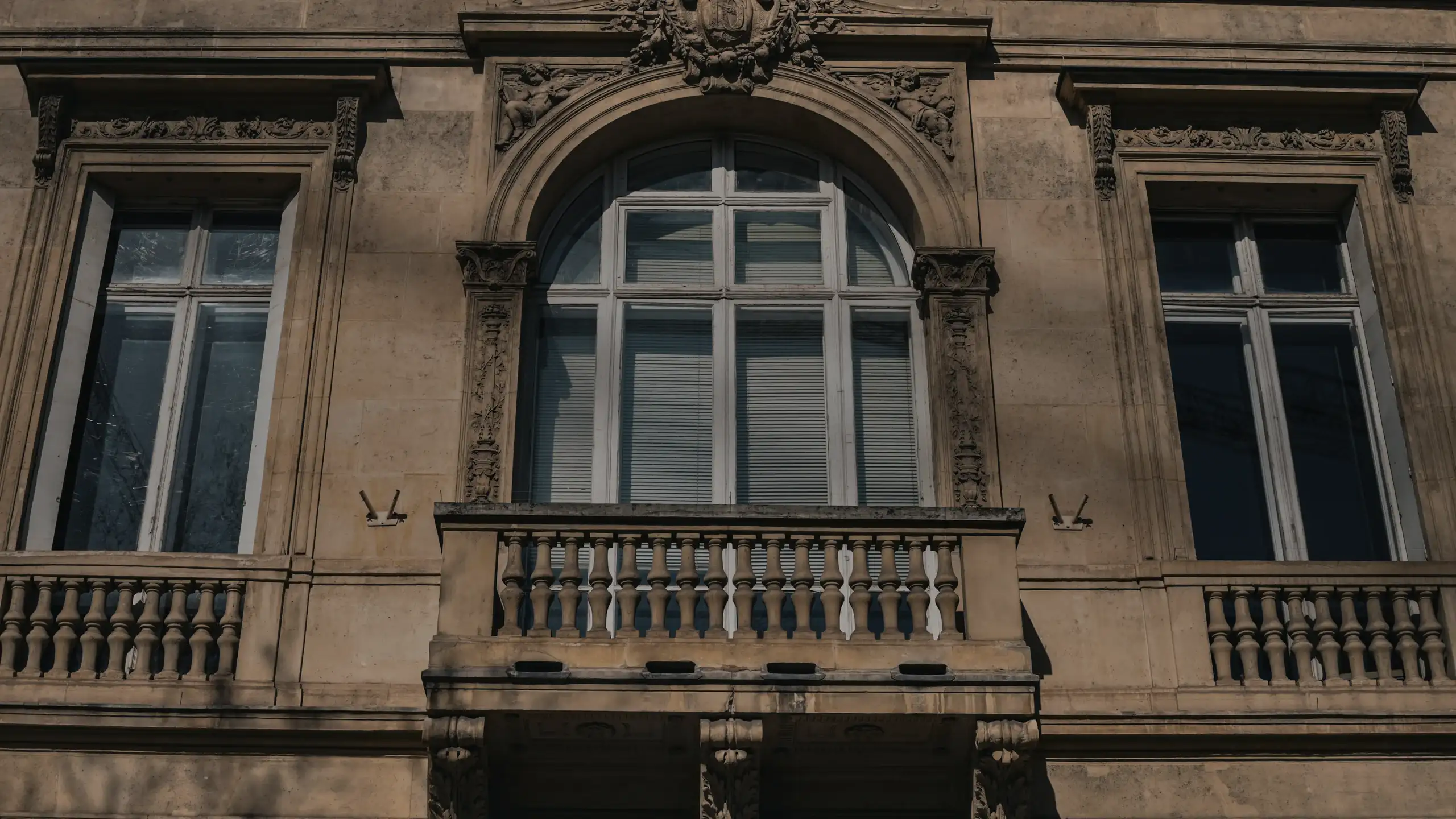 Façade d'un immeuble d'habitation ancien avec balcons