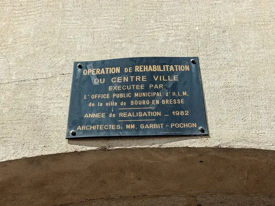 Plaque d’une opération de réhabilitation par un office public d’HLM, à Bourg-en-Bresse