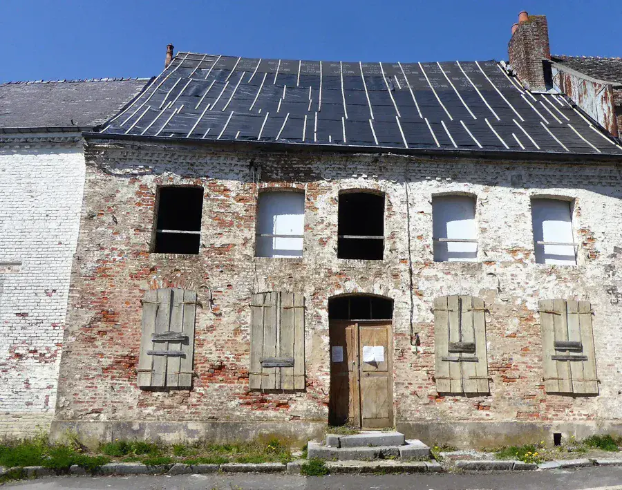 Maison de village à la façade dégradée, sous arrêté de péril