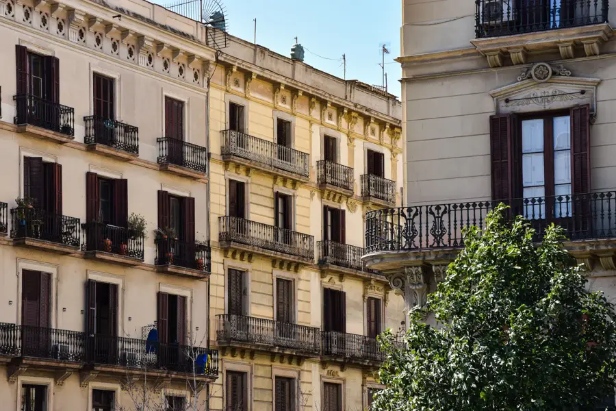 Façades d'immeubles anciens avec balcons en fer forgé dans une rue de Barcelone