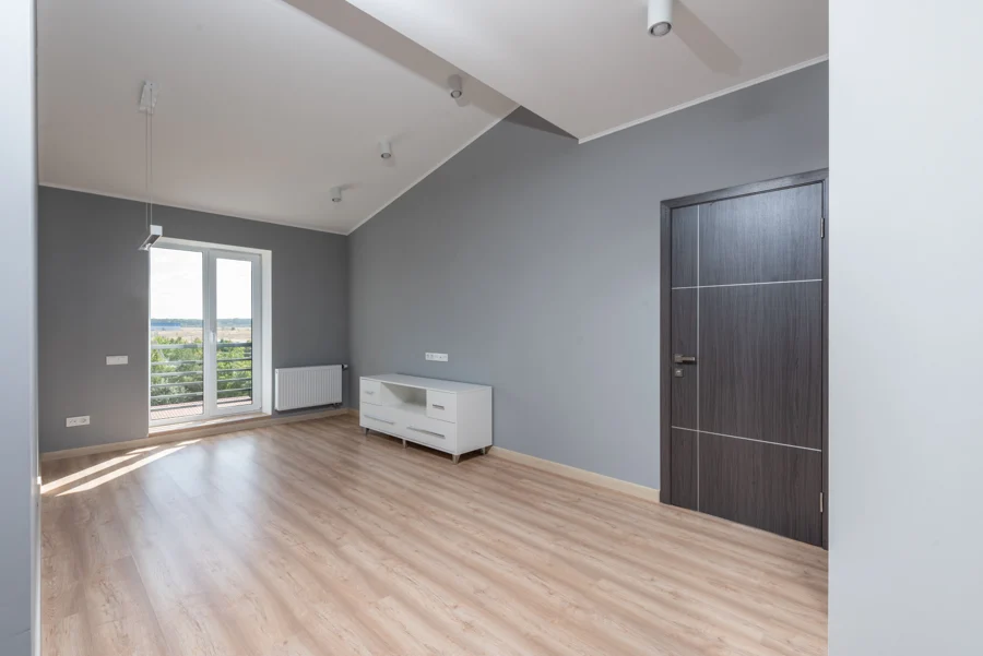 Appartement vide et lumineux, sans meubles