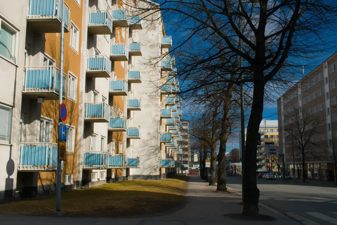 Façade d'un immeuble d'habitation avec balcons dans une rue urbaine
